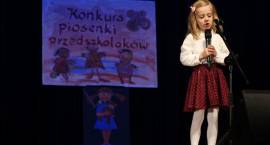 Przedszkolaki śpiewały na scenie