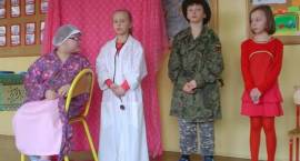 Przedstawienie w SP3 Zambrów - Czerwony Kapturek w wersji współczesnej