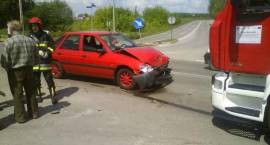 Wypadek z udziałem trzech aut na skrzyżowaniu ulic Łomżyńskiej i Polowej