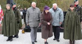 Witomiła Wołk – Jezierska oraz Jerzy i Tadeusz Dąbrowscy odsłonili tablicę...