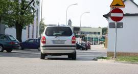 Droga na skróty – mieszkańcy budynku Paderewskiego mają dość kierowców.