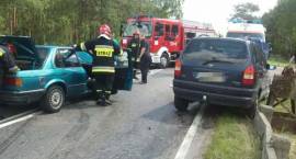 Skutki wypadku na drodze Zambrów-Łomża przy przejeździe kolejowym