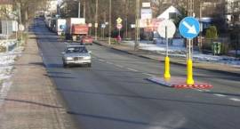 Wysepki oddzielające pasy jezdni zamontowano w środę 28.11.2007 r. na ul. Ostrowskiej w...
