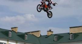 Grupa Petera Kuchty pokaz freestyle na motorach motocross /Fot. Grzegorz Zawistowski