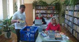 Pani Grażyna Kaczyńska ufundowała 137 książek Zambrowskiej Bibliotece Miejskiej. /fot....