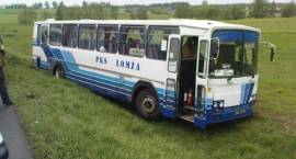 Autokar w rowie. Kierowca był pijany. /Fot. nadesłał Czytelnik Portalu www.zambrow.org