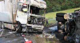 Skutki zderzenia czołowego dwóch TIRów na drodze nr 8 w okolicach Szumowa (20.08.2008...