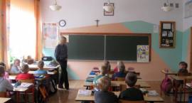 Klasa I c ze SP3 podczas spotkania ze st. sierż. Moniką Dąbrowską z Zespołu Prewencji...