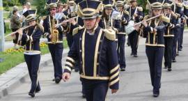 Przemarsz ulicami miasta: MMOD z Zambrowa