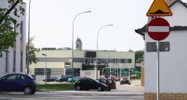 Droga na skróty – mieszkańcy budynku Paderewskiego mają dość kierowców.