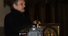 Aktor Dariusz Kowalski w kościele pw. Trójcy Przenajświętszej w Zambrowie