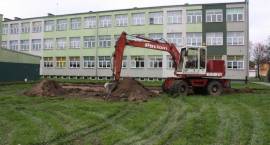 Budowa placu zabaw przy Szkole Podstawowej nr 3 w Zambrowie. Stan prac na: 1.10.2010r.