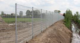 Kładą asfalt na nowej ulicy Produkcyjnej