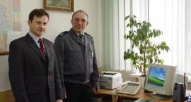 Dyrektor Oddziału Banku - Pan Radosław Mościcki oraz podinsp. Henryk Góralczyk /Fot. z...
