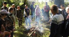 Sprzątanie Świata - gimnazjaliści klasy pierwszej z Zespołu Szkół w Kołakach...