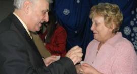 Burmistrz Zambrowa Kazimierz Dąbrowski podzielił się opłatkiem z emerytami i rencistami...