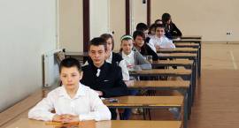 Uczniowie klas szóstych SP5 chwilę przed rozpoczęciem sprawdzianu