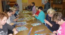 Panie z gminy Szumowo poznały tajniki powstawania wyrobów z papierowej wikliny