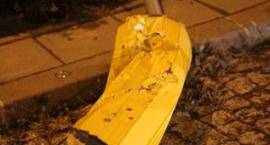 Kierowca dostawczego Lublina ściął znaki drogowe, przejechał przez środek ronda i...