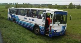 Autokar w rowie. Kierowca był pijany. /Fot. nadesłał Czytelnik Portalu www.zambrow.org