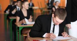 Maturzyści napisali egzamin z matematyki, przed nimi jeszcze obowiązkowy języn obcy,...