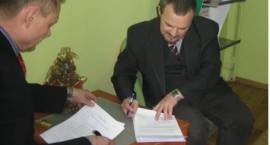 Dyrektor PUP Dariusz Olszewski przekazał wyposażenie SZPIK-ów dyrektorom szkół 15...
