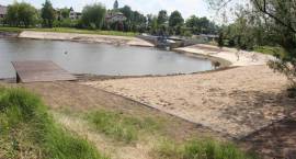 Zalew miejski pięknieje - nowy pomost i usypana plaża