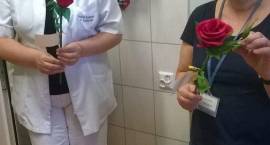 Wolontariusze ZSA i OWR z życzeniami dla służby zdrowia