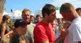 Maciej Żurawski rozdaje autografy. /Fot. Archiwum Urzędu Gminy Zambrów