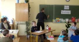 Uczniowie SP4 z klasy IIb - czytają z rodzicami