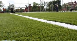 Trwa układanie trawy syntetycznej na boisku do piłki nożnej (stan na dzień 2008.08.25)...