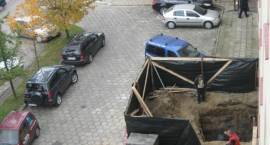 Rozoiczęły się prace przy budowie szybu windowego przy budynku ul. Fabryczna 3