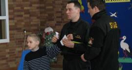 Policjanci i strażacy rozmawiają z uczniami o bezpieczeństwie