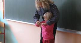 st. sierż. Monika Dąbrowska z Zespołu Prewencji Kryminalnej KPP w Zambrowie udziela rad...