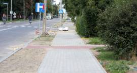 Trwają ostatnie prace przy budowie chodników wzdłuż Al.Woj.Pol. /Fot. 2008.08.25...