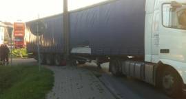 TIR zahaczył o latarnię na Ostrowskiej