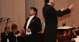 Jacek Szymański  (tenor) z Łomżyńską Orkiestrą Kameralną podczas jubileuszu 30-lecia...