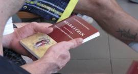 Każdy z osadzonych otrzymał książkę Wiara i czyn