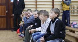 Dyrektor SP4 Janusz Zieliński i uczniowie słuchają koncertu /Fot. Grzegorz Zawistowski