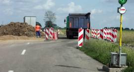 Ruch wahadłowy na drodze nr 66 - 2 km za Laskowcem w kierunku Wys. Maz. (2008.07.10)...