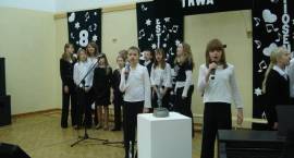 VIII Festiwal Piosenki Świątecznej w SP4 - Niech Gwiazdka w Sercu Rok Cały Trwa /Fot. z...