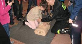 Policjanci i strażacy rozmawiają z uczniami o bezpieczeństwie