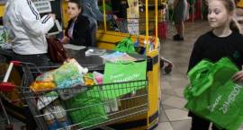 Harcerze rozdają kupione przez Urząd Miasta ekologiczne torby na zakupy wielokrotnego...