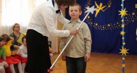 Po przejściu przez magiczną bramkę każdy nowy przedszkolak pasowany był za pomocą...