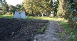 Remont cmentarza radzieckiego na pograniczu Zambrowa i Woli Zambrowskiej. Stan prac na:...