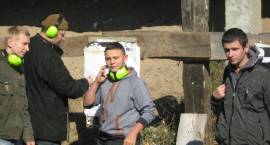 Uczniowie ZSA z bronią w ręku