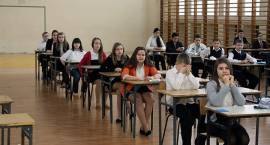 Uczniowie klas szóstych SP5 chwilę przed rozpoczęciem sprawdzianu