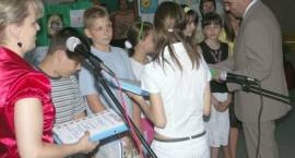 Starosta Zambrowski Stanisław Rykaczewski wręcza nagrody w kat. szkół podstawowych...