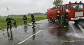 Przydrożna topola przewróciła się na samochody jadące krajową ósemką