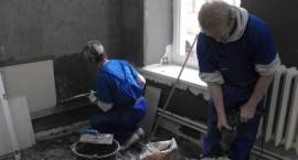Uczestnicy kursu praktyki odbywają na miejscu w szkole, remontując przy okazji wnętrze...